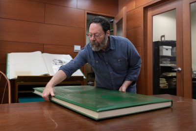 马克·布洛德斯基（Marc Brodsky）在《特别收藏》（Special Collections）和《大学档案》（University Archives）中使用了一些独特的材料，其中包括约翰·詹姆斯·奥杜邦（John James Audubon）的《美国鸟》（Birds of America）的60磅插图限量版。